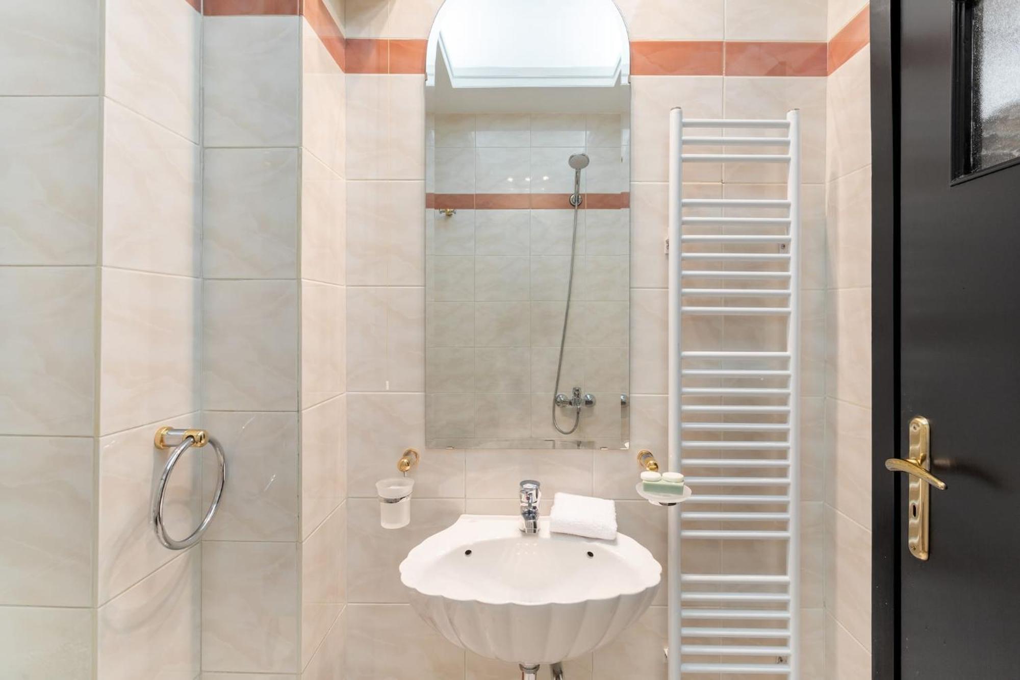 Fresh Detailed Stylish Apartment At Acropolis Aten Exteriör bild